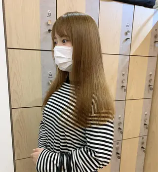 ロング カラー SAKINO． ベージュカラーのヘアスタイル