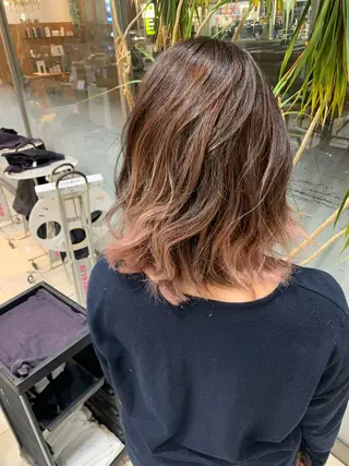 セミロング カラー 白髪ぼかしハイライト 柳川拓哉のヘアスタイル