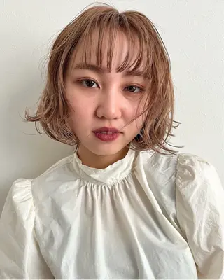 カラー AYU/ブリーチ/ レイヤーカットのヘアスタイル