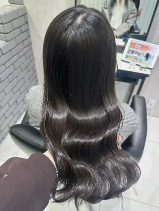 セミロング カラー 岡田まみ🍒🤍 透明感カラーのヘアスタイル