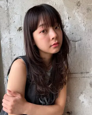 セミロング esse大阪茶屋町店所属・レイヤーカット 新井田陽寿のヘアスタイル