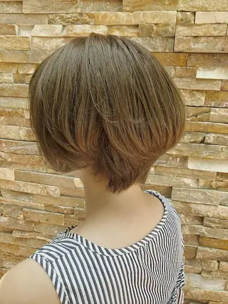 ショート カラー 福森 みずきのヘアスタイル