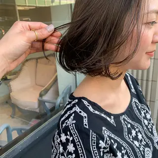 ミディアム カラー SAKINO． ベージュカラーのヘアスタイル