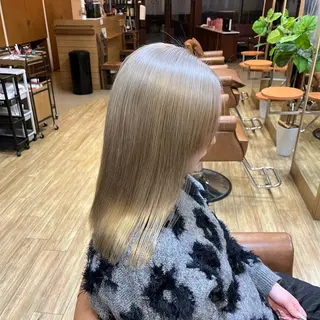 ミディアム カラー 教野 真央のヘアスタイル