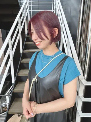 ショート カラー 韓国🇰🇷レイヤー カットオリーブカラーのヘアスタイル