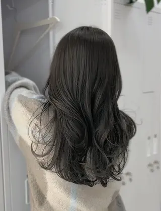 ロング カラー TOMO/ブリーチ 無しオリーブのヘアスタイル