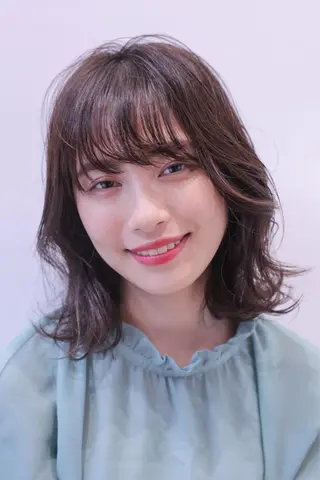 ミディアム & kuのヘアスタイル