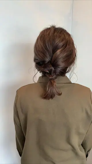 セミロング SAKINO． ベージュカラーのヘアスタイル