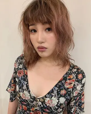 ミディアム ヘアアレンジ 今村公介 ブリーチ特化、派手髪のヘアスタイル