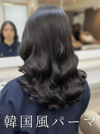セミロング 波巻きウェーブ 韓国風パーマ 纐纈のヘアスタイル