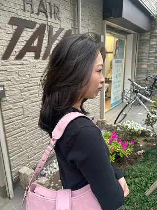 ミディアム 三富 陽菜のヘアスタイル