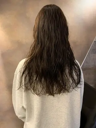 ロング パーマ SAKINO． ベージュカラーのヘアスタイル