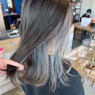 ミディアム カラー 岸下 理緒のヘアスタイル