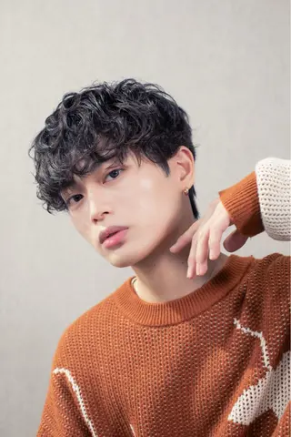 ショート カラー パーマ メンズ 【シャドウパーマ センターパート】義心のヘアスタイル