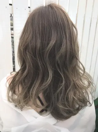 ミディアム カラー 白髪ぼかしハイライト バレイヤージュヤマトのヘアスタイル