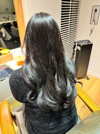 ロング カラー ツキダテ ユイのヘアスタイル