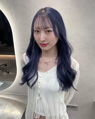ロング ハイトーン デザインカラーのヘアスタイル
