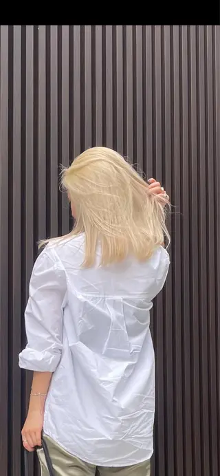 セミロング うる艶ヘア💐 艶ハイトーン💐彩夏のヘアスタイル