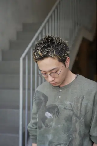 ショート カラー メンズ スパイキーショート パーマ　具志堅　太志のヘアスタイル