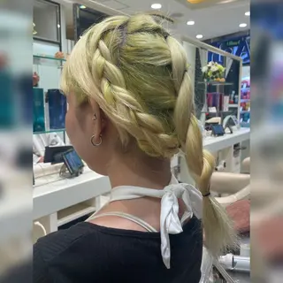 ミディアム ハイトーン募集中 💜✝️荒川優輝のヘアスタイル