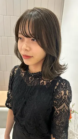 ミディアム カラー オリーブベージュ/ ブリーチなし透明感のヘアスタイル