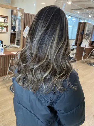 セミロング カラー 白髪ぼかし バレイヤージュ志鎌のヘアスタイル