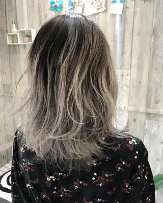 セミロング カラー 吉野 瑳桜のヘアスタイル