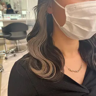 セミロング 寒色＆ブリーチ特化 寒色MiOのヘアスタイル