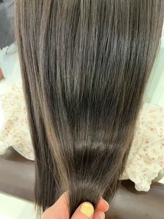 ロング カラー 岡田まみ🍒🤍 透明感カラーのヘアスタイル