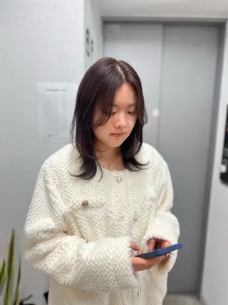 ミディアム 塩川ももこ/ 自然な縮毛矯正のヘアスタイル