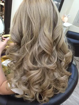 セミロング ロング カラー 鶴見 和美のヘアスタイル