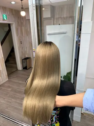 ロング KEIGO/ ベージュカラーのヘアスタイル