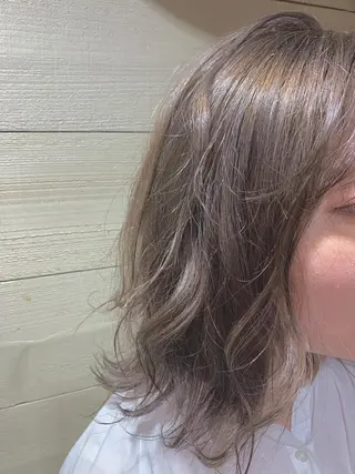 ミディアム カラー クワハラ イオリのヘアスタイル