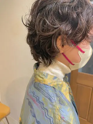 ショート パーマ Takanishi くすみベージュカラーのヘアスタイル