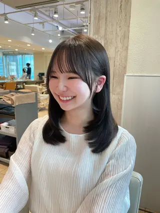 ミディアム 表参道小顔カット前髪 割れ改善クロスパーマのヘアスタイル