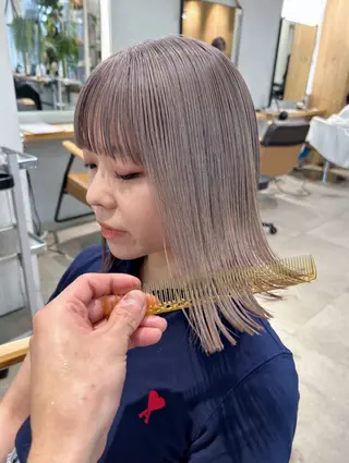 ショート カラー ハイトーンボブ 前田 表参道 グレージュのヘアスタイル