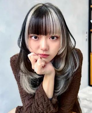 セミロング カラー 派手髪デザイン なかむらるか🐬💞のヘアスタイル