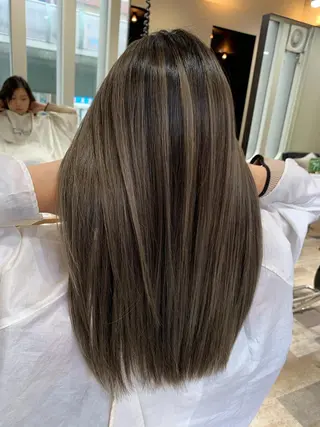 セミロング カラー ブリーチ特化/ハイト ーン/ホワイトカラーのヘアスタイル