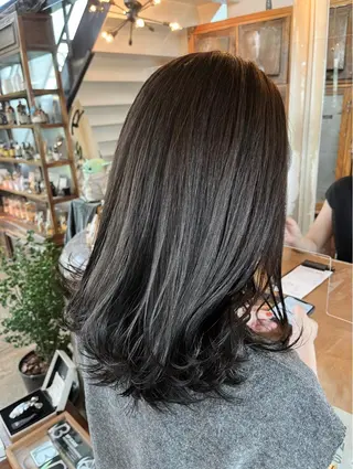 セミロング カラー 佐藤 美聡のヘアスタイル