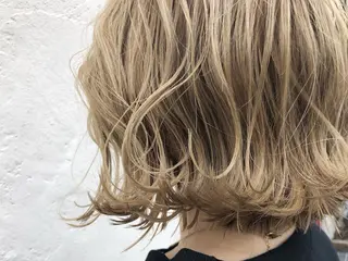 ミディアム カラー M. YURIのヘアスタイル