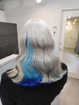 セミロング カラー ツヤ髪✨縮毛矯正 ハイトーンカラーのヘアスタイル