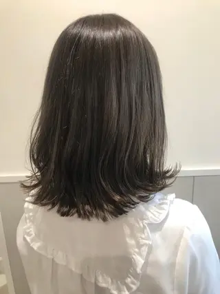 ミディアム カラー 小栗 麻衣のヘアスタイル