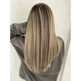 セミロング カラー パーマ ヘアアレンジ ハイトーン カラーのヘアスタイル