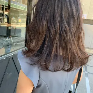 ロング SAKINO. ベージュカラーのヘアスタイル