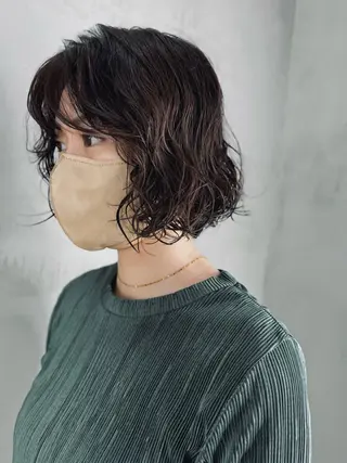 ミディアム パーマ ブリーチカラー アンブレラカラーのヘアスタイル