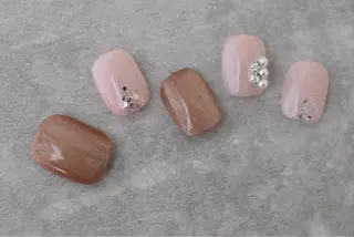 ショート カラー ネイル Aayley アイリ―サロンのネイルデザイン