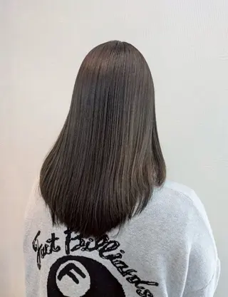 セミロング カラー 佐藤 琴海のヘアスタイル