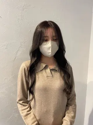 ロング mina / 透明感ベージュカラーのヘアスタイル