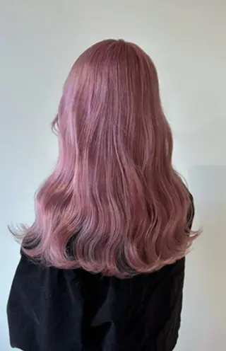 カラー ニトウ レイナのヘアスタイル
