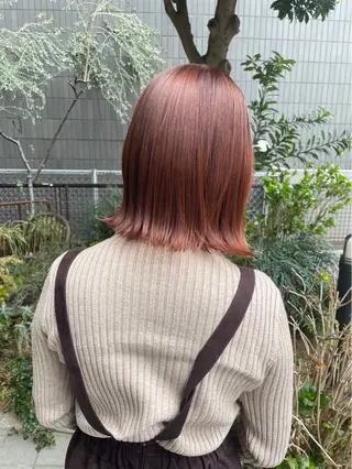 ミディアム カラー ヒナ/レイヤーカット 艶感ワンカラーのヘアスタイル